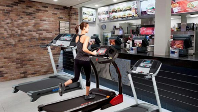 A women running on an exercise machine